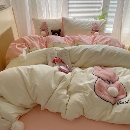 91家纺网 家纺一手货源 找家纺 红嘴企鹅 2025新款全棉毛巾绣贴布绣四件套 兔子丽丽