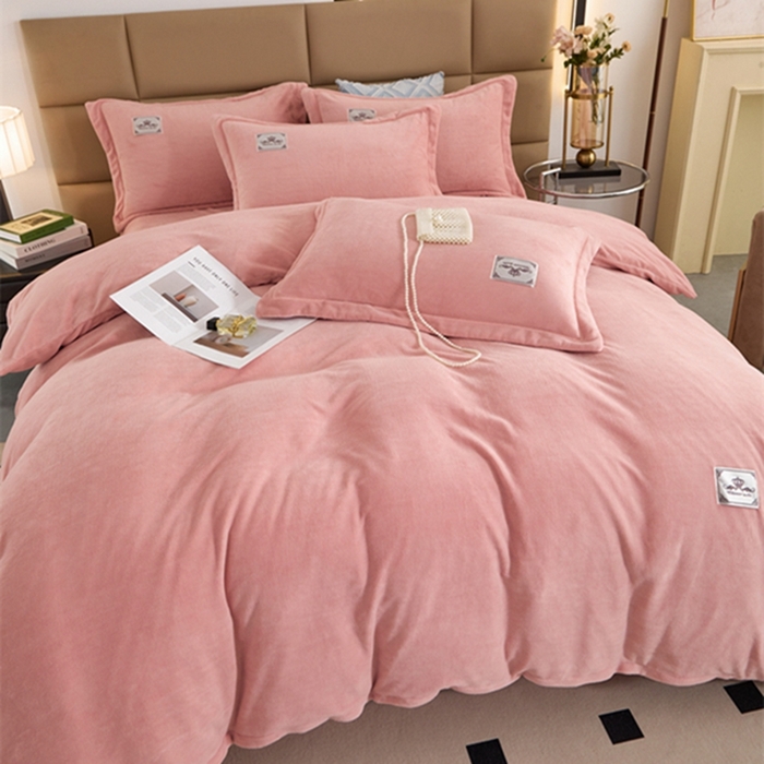 91家纺网 家纺一手货源 找家纺 卡迪亚 2024新款全消光牛奶绒印花四件套 淡粉玉