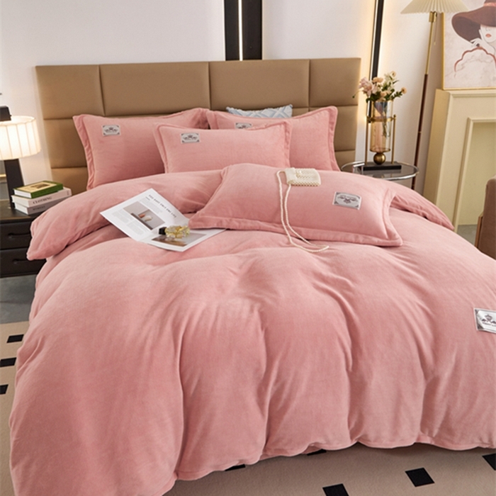 91家纺网 家纺一手货源 找家纺 卡迪亚 2024新款全消光牛奶绒印花四件套 淡粉玉