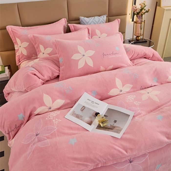 91家纺网 家纺一手货源 找家纺 卡迪亚 2024新款全消光牛奶绒印花四件套 花期