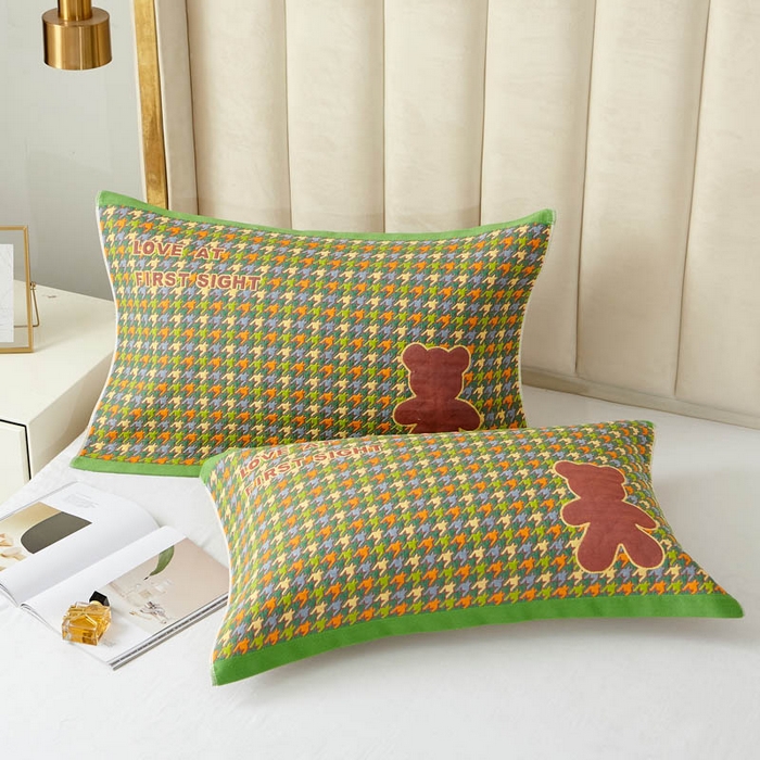 91家纺网 家纺一手货源 找家纺 朴尔家纺-毛巾被 2024新款全棉四层纱布色织提花宽边时尚枕巾系列 千鸟小熊-绿