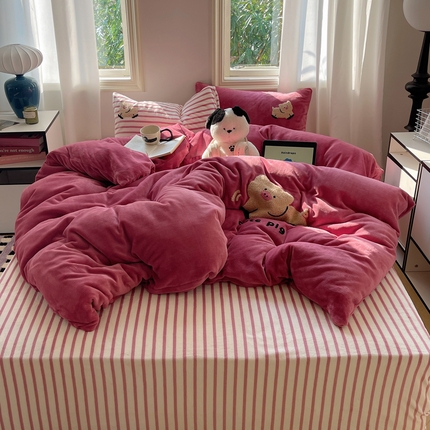 91家纺网 家纺一手货源 找家纺 红嘴企鹅 2025新款卡通牛奶绒混搭四件套 奔跑萌猪