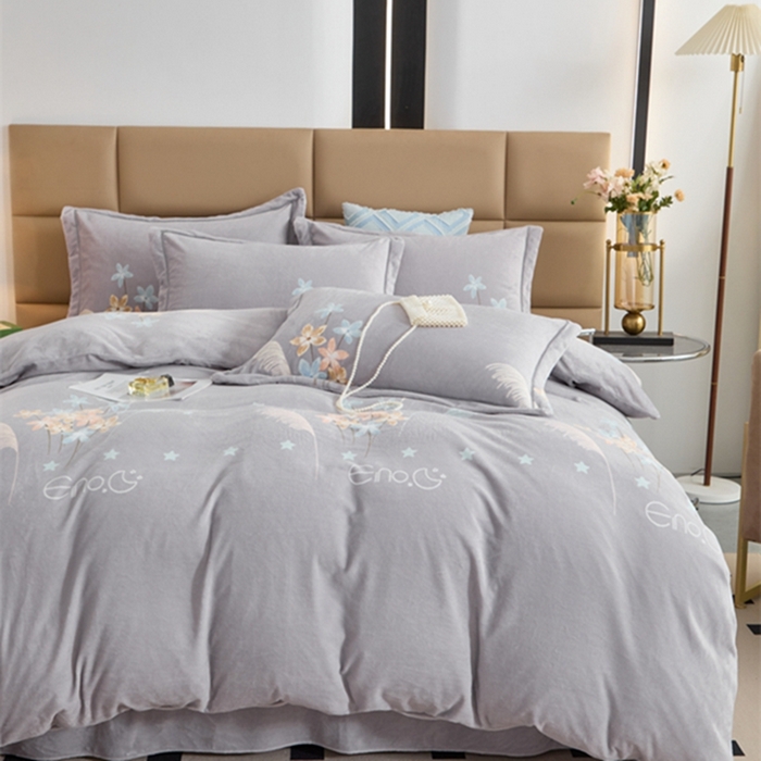 91家纺网 家纺一手货源 找家纺 卡迪亚 2024新款全消光牛奶绒印花四件套 乐享