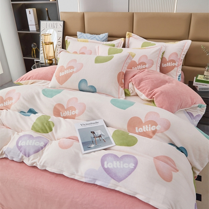 91家纺网 家纺一手货源 找家纺 卡迪亚 2024新款全消光牛奶绒印花四件套 爱意满满