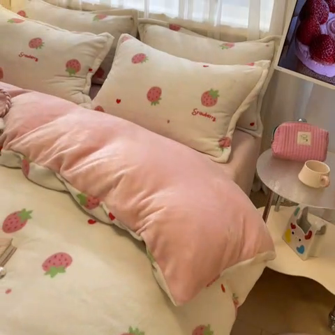 91家纺网 家纺一手货源 找家纺 2024新款高克重牛奶绒四件套-夜景 香甜草莓