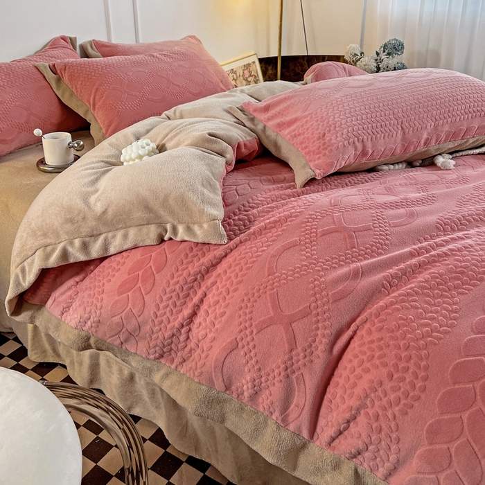 91家纺网 家纺一手货源 找家纺 2024秋冬新款全消光拼角雕花绒牛奶绒四件套 慕丝-玫瑰粉