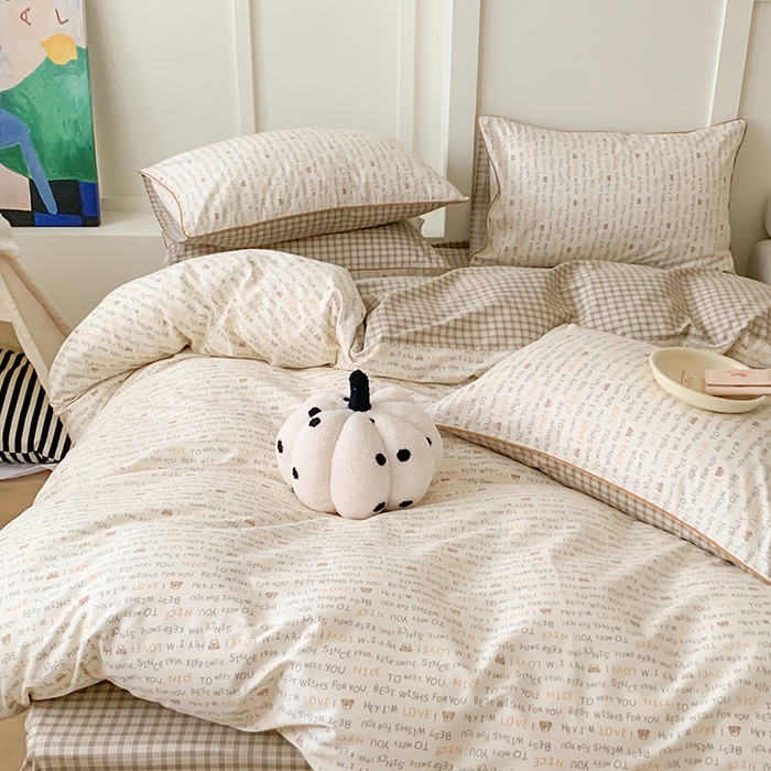 91家纺网 家纺一手货源 找家纺 2024秋冬新款全棉印花嵌绳款小清新四件套 英文熊熊