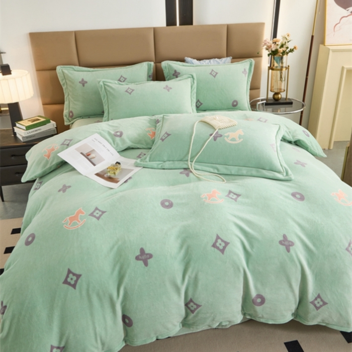 91家纺网 家纺一手货源 找家纺 卡迪亚 2024新款全消光牛奶绒印花四件套 幸运草-绿