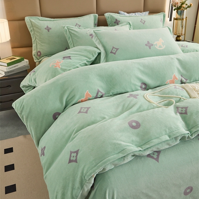 91家纺网 家纺一手货源 找家纺 卡迪亚 2024新款全消光牛奶绒印花四件套 幸运草-绿