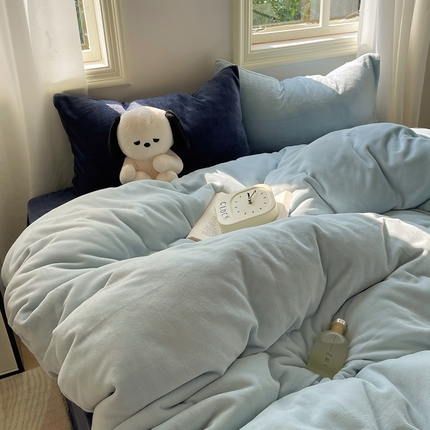 91家纺网 家纺一手货源 找家纺 （总）六巷胡同 2024新款INS博主风纯色混搭牛奶绒四件套