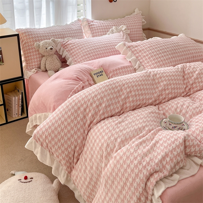 91家纺网 家纺一手货源 找家纺 星座家纺 2025新款千鸟格花边款牛奶绒四件套 千鸟格-浅粉