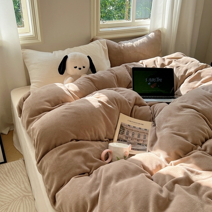 91家纺网 家纺一手货源 找家纺 六巷胡同 2024新款INS博主风纯色混搭牛奶绒四件套 深咖亚白