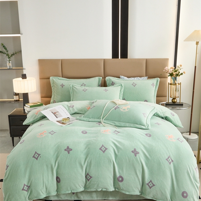 91家纺网 家纺一手货源 找家纺 卡迪亚 2024新款全消光牛奶绒印花四件套 幸运草-绿