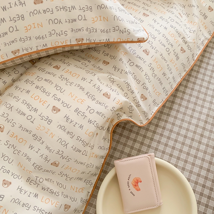 91家纺网 家纺一手货源 找家纺 2024秋冬新款全棉印花嵌绳款小清新四件套 英文熊熊