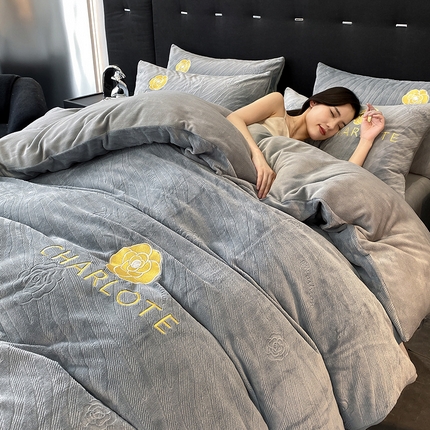 91家纺网 家纺一手货源 找家纺 2024新款牛奶绒雕花轻奢刺绣三件套四件套 瑞丽浅灰