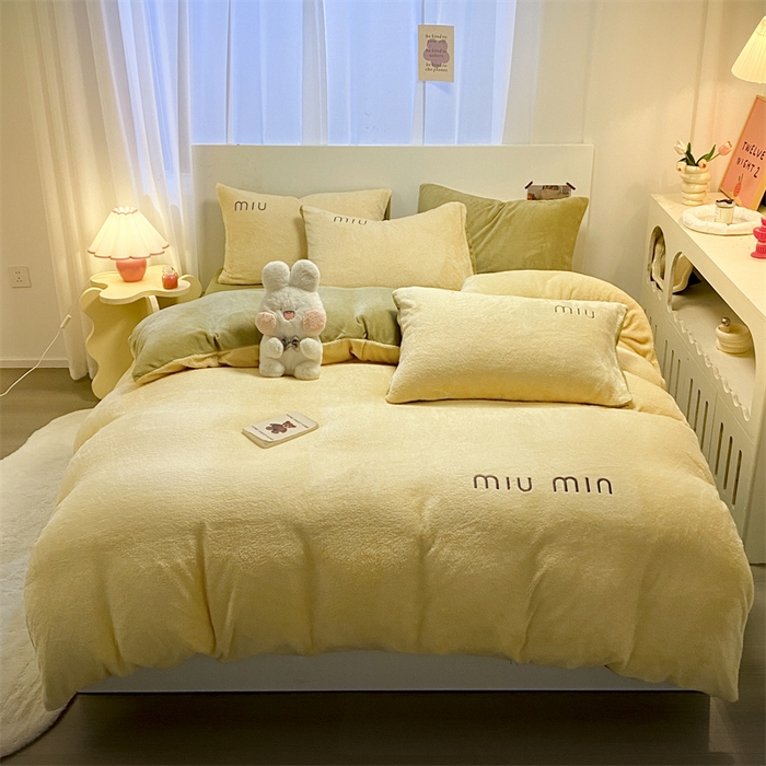 91家纺网 家纺一手货源 找家纺 启程家纺 2024新款A类加厚北极绒拼牛奶绒字母刺绣四件套 北极绒-麦芽黄+浅草绿