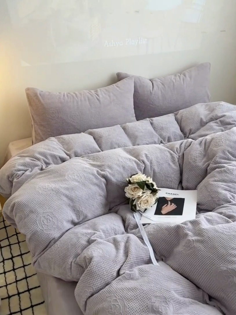 91家纺网 家纺一手货源 找家纺 六巷胡同 2024新款INS博主风山茶花牛奶绒四件套 山茶花-芋泥紫