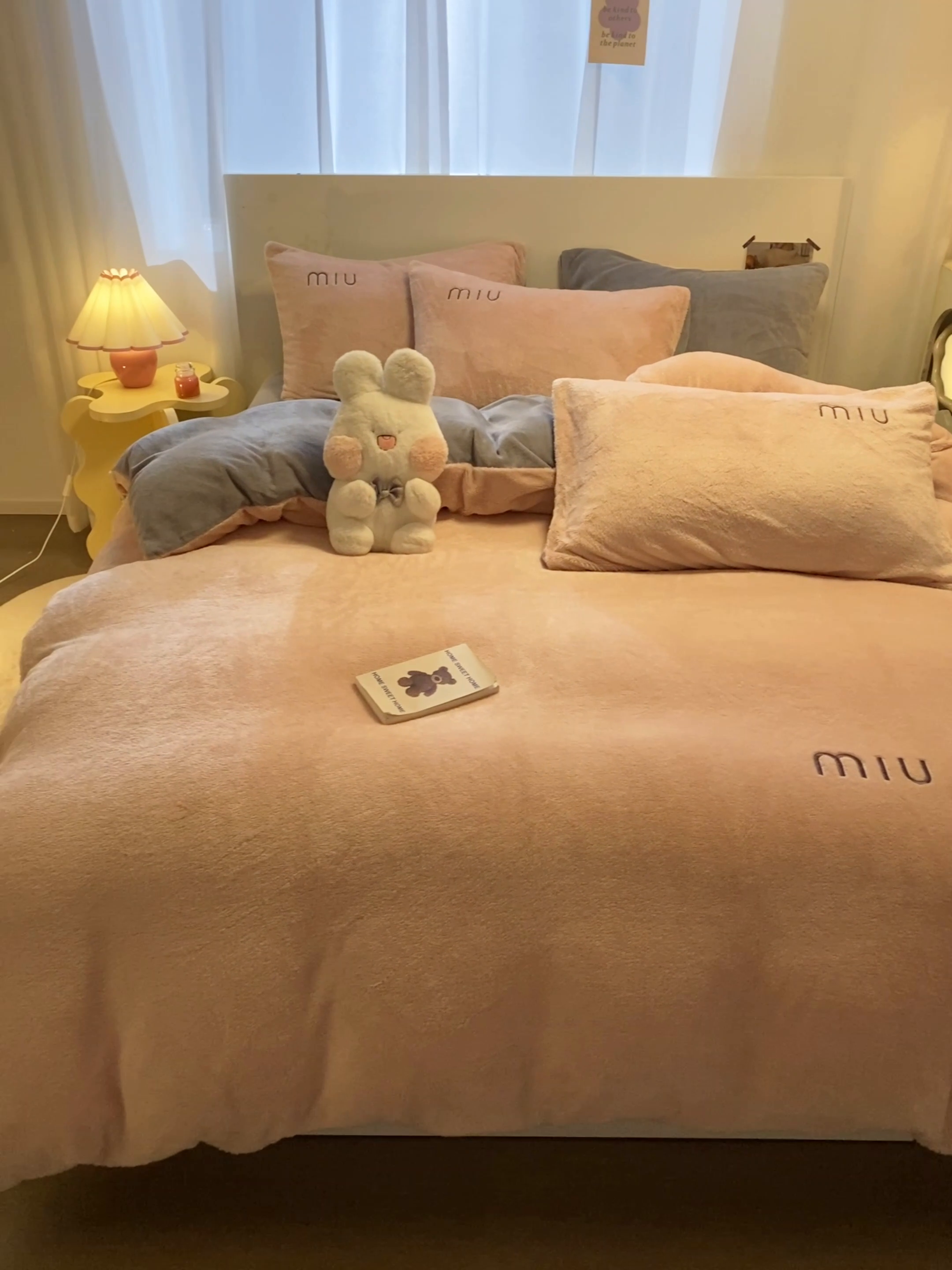 91家纺网 家纺一手货源 找家纺 启程家纺 2024新款A类加厚北极绒拼牛奶绒字母刺绣四件套 北极绒-藕粉+中灰