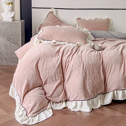 91家纺网 家纺一手货源 找家纺 KA家纺 2025冬季新款雕花牛奶绒洛丽塔系列四件套-场景二 洛丽塔豆沙