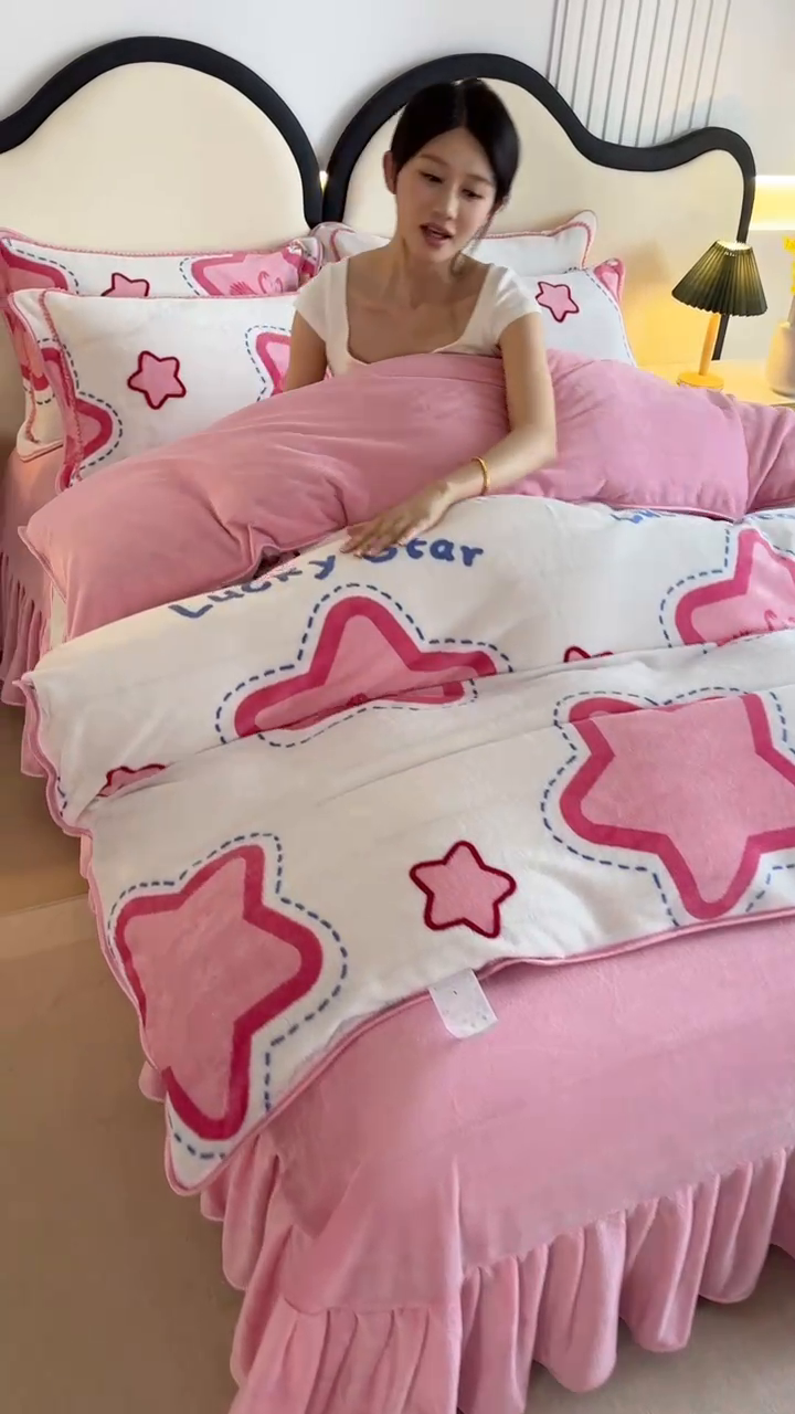 91家纺网 家纺一手货源 找家纺 爱洛 2024新款日产过万爆款印花牛奶绒四件套 花儿朵朵