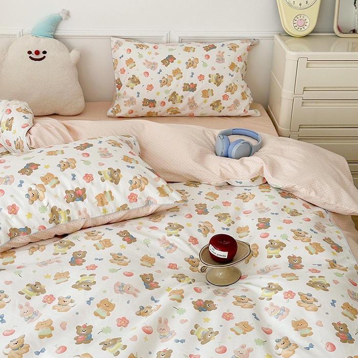 91家纺网 家纺一手货源 找家纺 昔可家纺 2024新款全棉拼接嵌绳款四件套 油画樱桃小熊