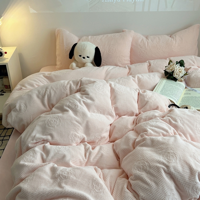 91家纺网 家纺一手货源 找家纺 六巷胡同 2024新款INS博主风山茶花牛奶绒四件套 山茶花-薄樱粉