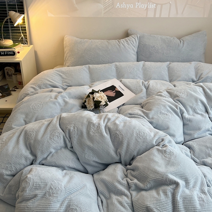 91家纺网 家纺一手货源 找家纺 六巷胡同 2024新款INS博主风山茶花牛奶绒四件套 山茶花-奶油蓝