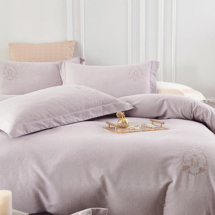 91家纺网 家纺一手货源 找家纺 U品汇 2024新品生态加厚长绒棉纯棉绣花40S全棉磨毛刺绣四件套宽边款 梵诗迪 -紫灰