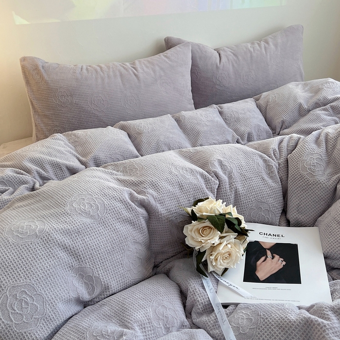 91家纺网 家纺一手货源 找家纺 六巷胡同 2024新款INS博主风山茶花牛奶绒四件套 山茶花-芋泥紫