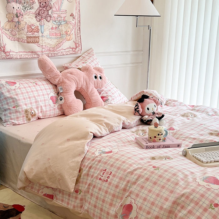 91家纺网 家纺一手货源 找家纺 昔可家纺 2024新款13372全棉亲肤四件套-卡通系列 格子草莓熊