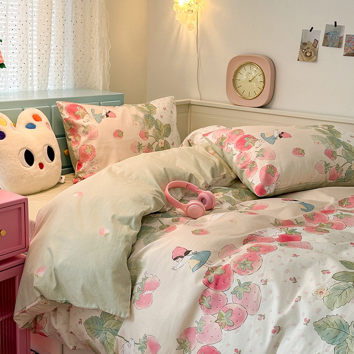 91家纺网 家纺一手货源 找家纺 昔可家纺 2024新款13372全棉亲肤四件套-卡通系列 草莓女孩