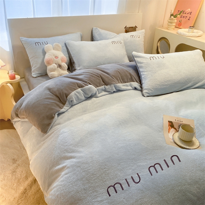 91家纺网 家纺一手货源 找家纺 启程家纺 2024新款A类加厚北极绒拼牛奶绒字母刺绣四件套 北极绒-天蓝+中灰