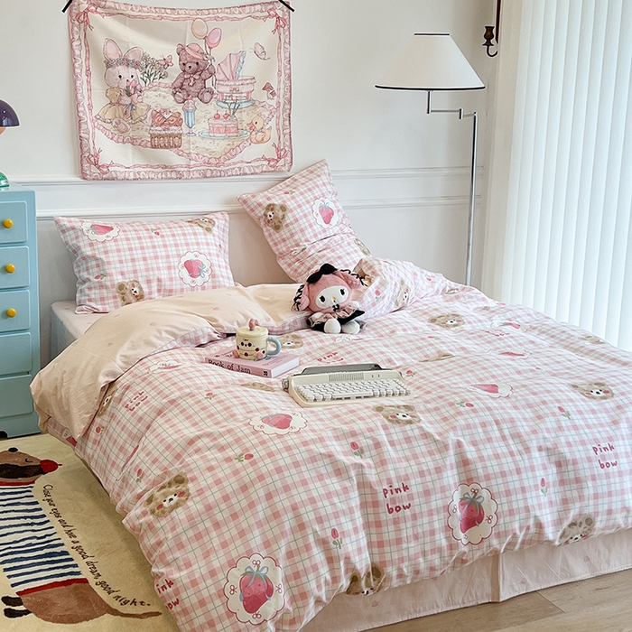 91家纺网 家纺一手货源 找家纺 昔可家纺 2024新款13372全棉亲肤四件套-卡通系列 格子草莓熊