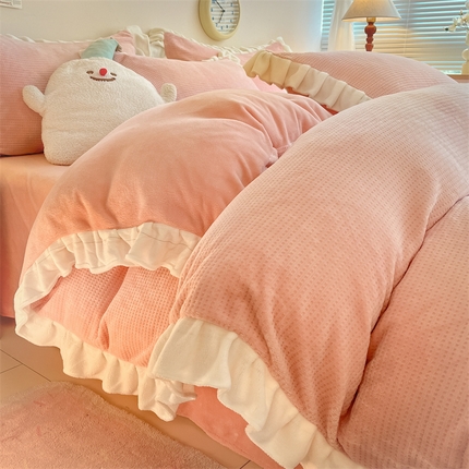 91家纺网 家纺一手货源 找家纺 星座家纺 2025新款华夫格花边款牛奶绒四件套 华夫格-浅粉