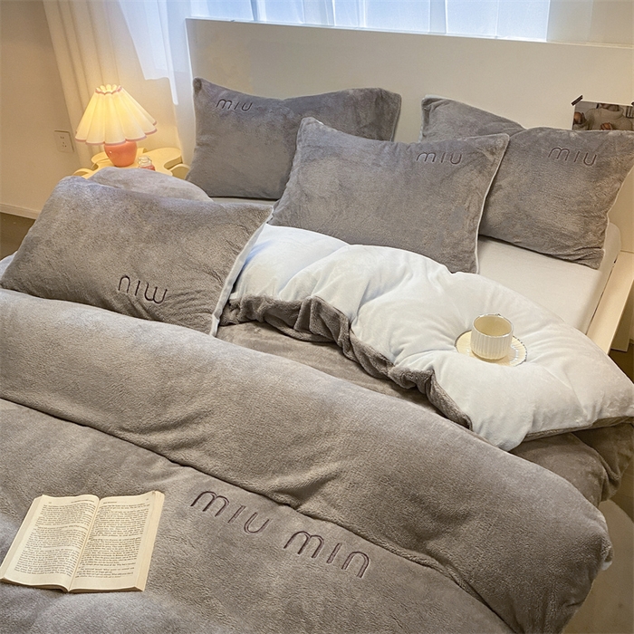 91家纺网 家纺一手货源 找家纺 启程家纺 2024新款A类加厚北极绒拼牛奶绒字母刺绣四件套 北极绒-中灰+天蓝