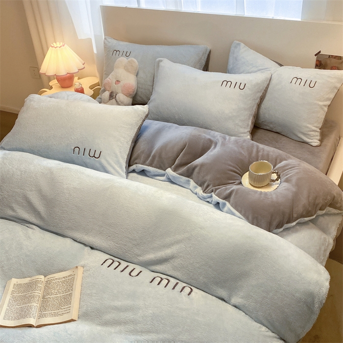 91家纺网 家纺一手货源 找家纺 启程家纺 2024新款A类加厚北极绒拼牛奶绒字母刺绣四件套 北极绒-天蓝+中灰
