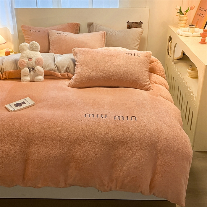 91家纺网 家纺一手货源 找家纺 启程家纺 2024新款A类加厚北极绒拼牛奶绒字母刺绣四件套 北极绒-豆沙+米灰