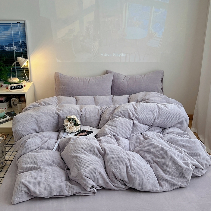 91家纺网 家纺一手货源 找家纺 六巷胡同 2024新款INS博主风山茶花牛奶绒四件套 山茶花-芋泥紫