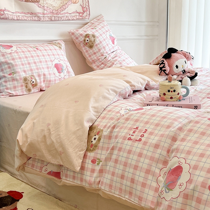 91家纺网 家纺一手货源 找家纺 昔可家纺 2024新款13372全棉亲肤四件套-卡通系列 格子草莓熊