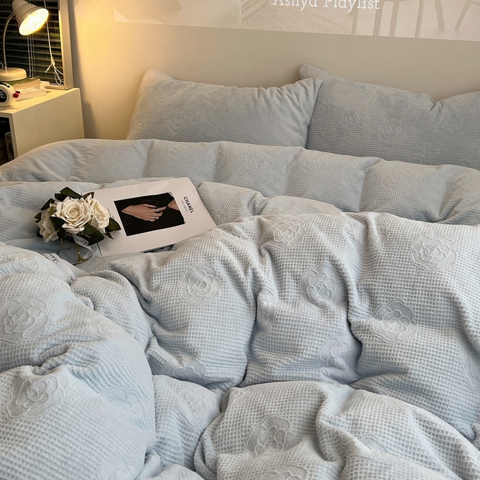 91家纺网 家纺一手货源 找家纺 六巷胡同 2024新款INS博主风山茶花牛奶绒四件套 山茶花-奶油蓝