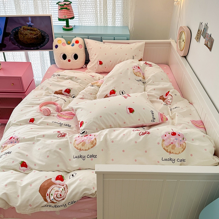 91家纺网 家纺一手货源 找家纺 昔可家纺 2024新款13372全棉亲肤四件套-卡通系列 草莓瑞士卷