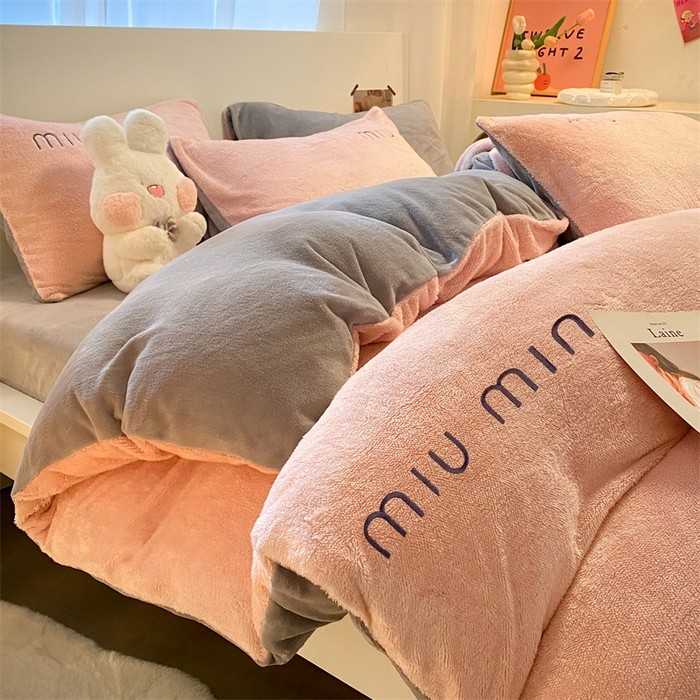 91家纺网 家纺一手货源 找家纺 启程家纺 2024新款A类加厚北极绒拼牛奶绒字母刺绣四件套 北极绒-藕粉+中灰