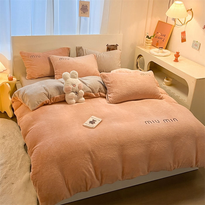 91家纺网 家纺一手货源 找家纺 启程家纺 2024新款A类加厚北极绒拼牛奶绒字母刺绣四件套 北极绒-豆沙+米灰