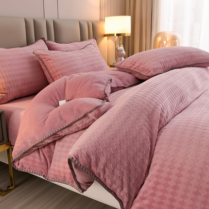 菡宝 2024新款贝壳边雕花绒四件套 菱形格-豆粉