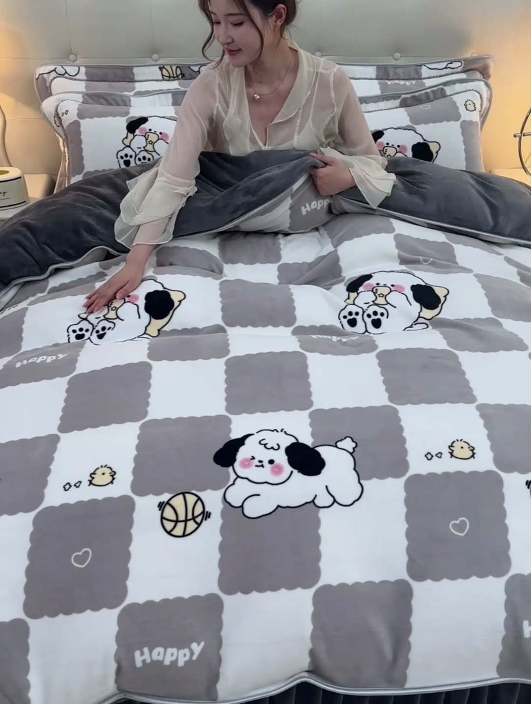 91家纺网 家纺一手货源 找家纺 羽梦2025新款8.5斤牛奶法莱绒金貂法兰绒四件套直播爆款 嗨皮狗