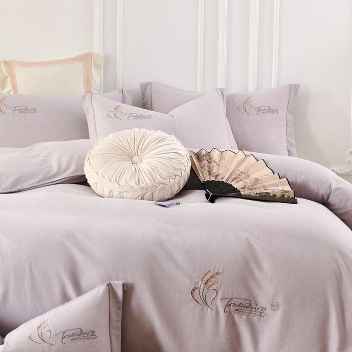 91家纺网 家纺一手货源 找家纺 U品汇 2024新品生态加厚长绒棉纯棉绣花40S全棉磨毛刺绣四件套宽边款 七里香-紫灰