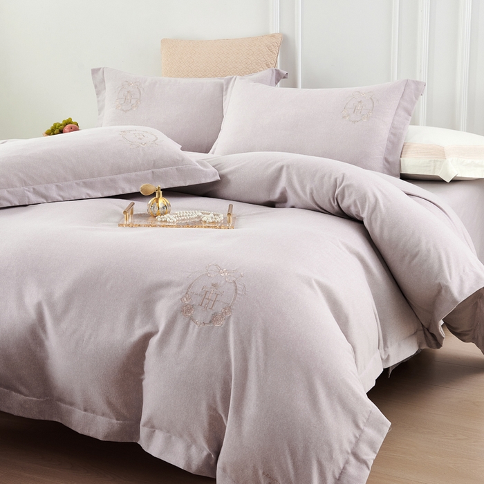 91家纺网 家纺一手货源 找家纺 U品汇 2024新品生态加厚长绒棉纯棉绣花40S全棉磨毛刺绣四件套宽边款 梵诗迪 -紫灰