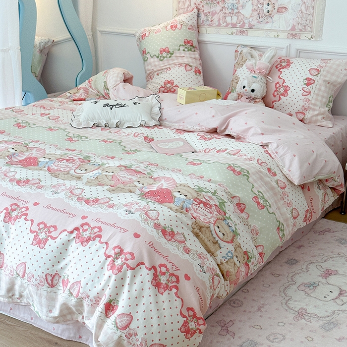 91家纺网 家纺一手货源 找家纺 昔可家纺 2024新款13070全棉四件套系列第二批 草莓洛丽塔熊