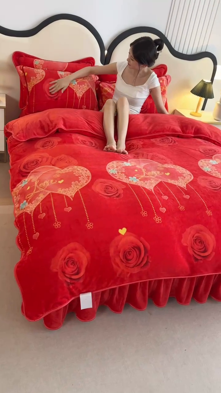 91家纺网 家纺一手货源 找家纺 爱洛 2024新款日产过万爆款印花牛奶绒四件套 玫瑰家园