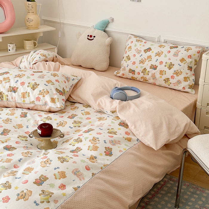 91家纺网 家纺一手货源 找家纺 昔可家纺 2024新款全棉拼接嵌绳款四件套 油画樱桃小熊